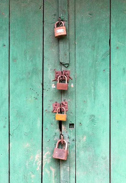 Ξύλινη πόρτα κλειδωμένη από 4 διαφορετικά λουκέτα — Φωτογραφία Αρχείου