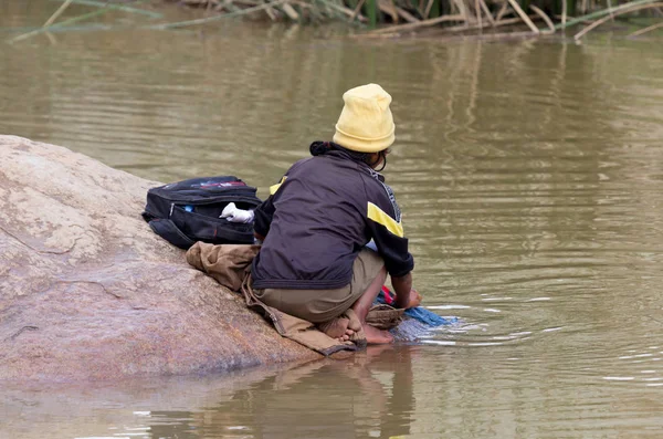 Nierozpoznawalna kobieta robi pranie w rzece — Zdjęcie stockowe
