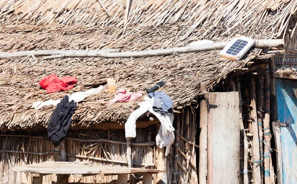 Pequeño panel solar en un gran techo en Madagascar — Foto de Stock