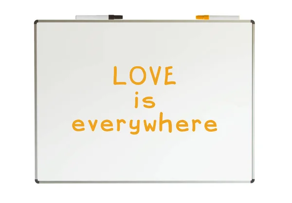 Kärlek är överallt, skriven på en whiteboard — Stockfoto