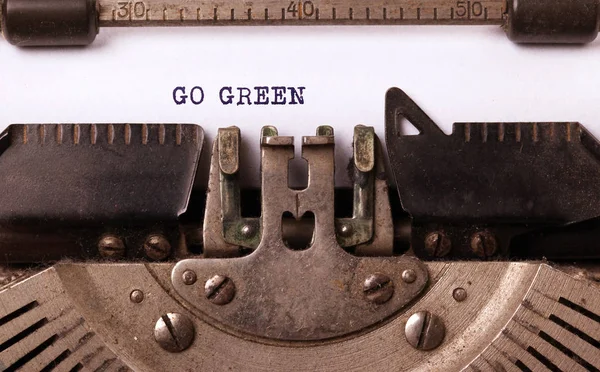 Go Green, écrit sur une vieille machine à écrire — Photo