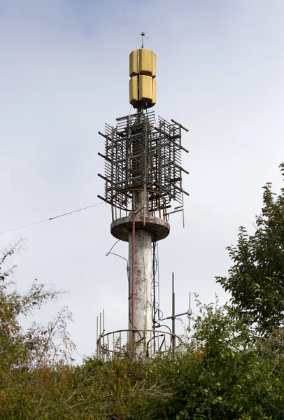 Torre de comunicação de celular com ligação de microondas — Fotografia de Stock