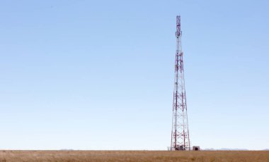 Mikrodalga bağlantı ile Cep telefonu iletişim kulesi