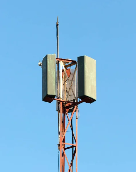 Вежа зв'язку мобільного зв'язку з мікрохвильовою лінією — стокове фото