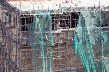 yapım aşamasında bir bina için Yapı iskelesi ahşap inşa