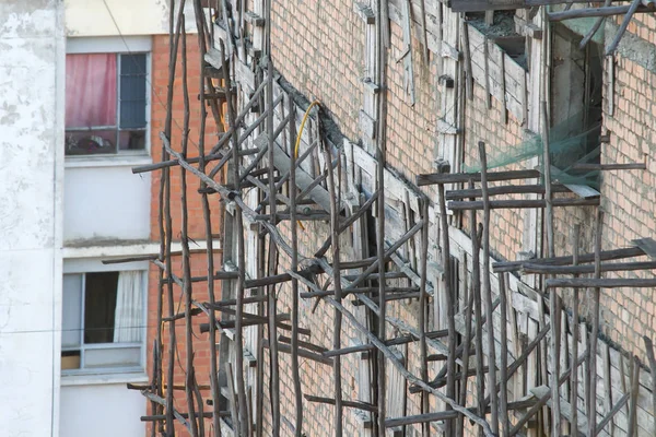 Houten steigers voor constructie van een gebouw in aanbouw — Stockfoto