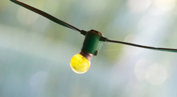 Желтая лампочка декор на открытом воздухе партии — стоковое фото
