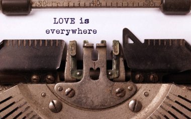 Aşk her yerde, eski bir daktiloya yazılmış.