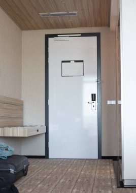 Otel odasının kapısına bak