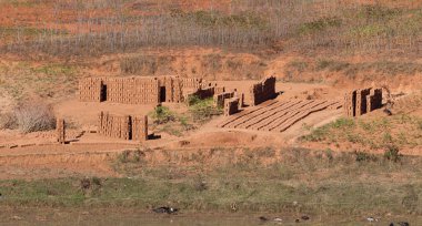 Madagaskar'da kerpiç fabrikası