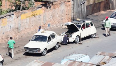 Antananarivo, Madagaskar - 5 Ağustos 2019: Mekanik tamir 