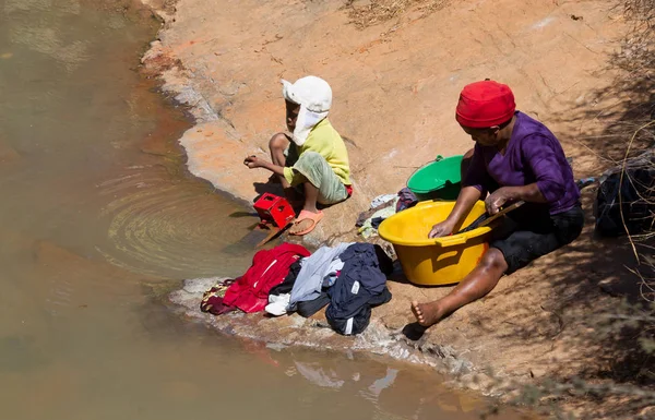 Ranomafana, Madagaskar juli 25, 2019-lokalbefolkningen gör — Stockfoto