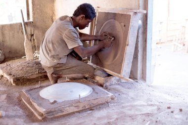 Ambatolampy, Madagaskar, 25 Temmuz 2019 : Birkaç zanaat manufactu