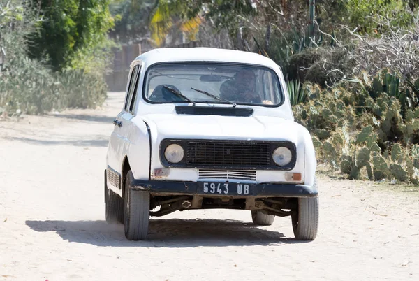 Ifaty, Madagaskar op 27 juli 2019-een oude Renault 4 in de Str — Stockfoto