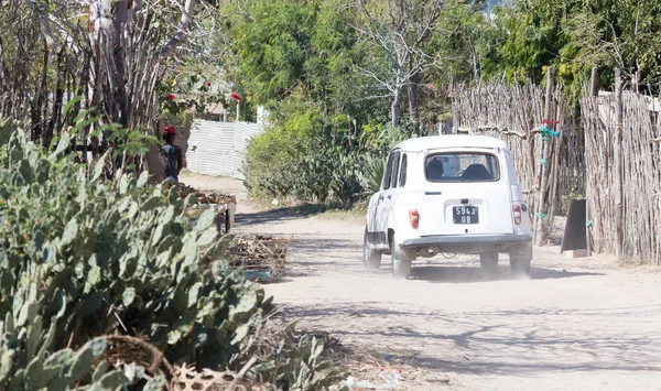 Ifaty, Madagascar su luglio 27, 2019 - Una vecchia Renault 4 nella str — Foto Stock