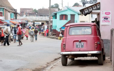Ranomafana, Madagaskar 27 Temmuz 2019 tarihinde - Eski bir Renault 4 in th
