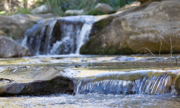 Pequena cachoeira no desfiladeiro do Parque Nacional de Isalo — Fotografia de Stock