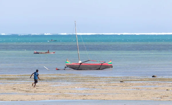 Bateau de pêche sur la plage — Photo