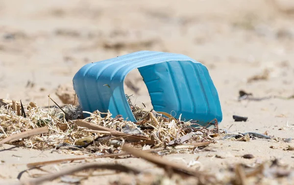 Concepto de medio ambiente, contaminación de basura en la playa —  Fotos de Stock