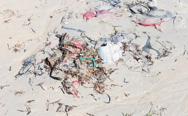 Miljö koncept, skräp förorening på stranden — Stockfoto