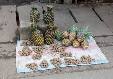 Bir pazarda yerel ürünlerin satışı