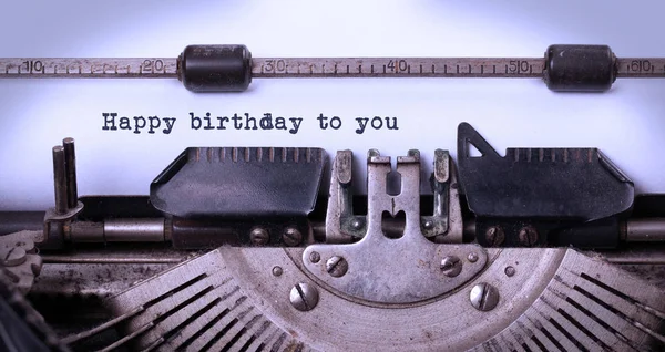 祝你生日快乐，写在一台旧打字机上 — 图库照片