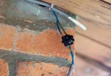 Madagaskar'daki bir binanın dışında güvenli olmayan elektronik bağlantı