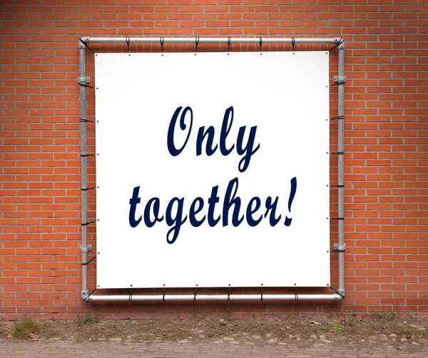 Grote boodschap geschreven op een muur-alleen samen — Stockfoto