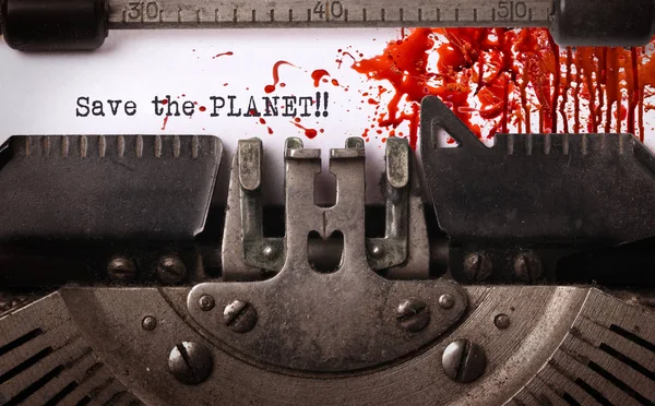 Salve o planeta, sangrento, escrito em uma velha máquina de escrever — Fotografia de Stock