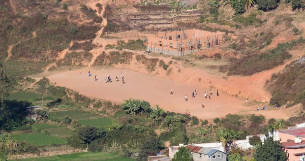 Rapazes a jogar futebol num campo de areia — Fotografia de Stock