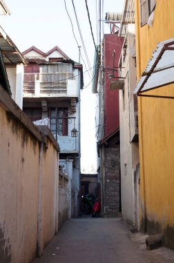 Grungy dar tehlikeli arka sokak bakıyor
