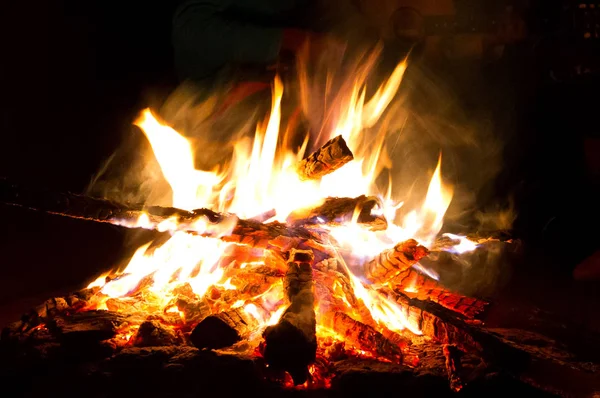 Ogień burniong jasne na kempingu — Zdjęcie stockowe