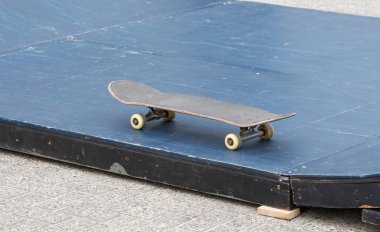 Kaykay bir halfpipe üzerinde izole