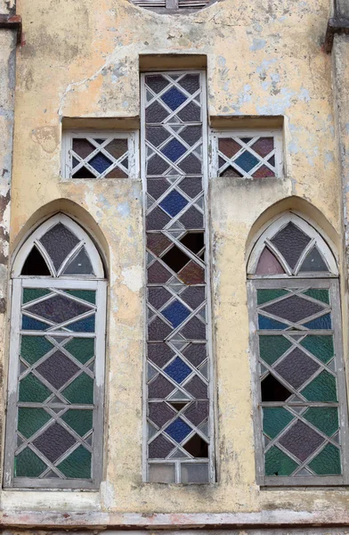 Çapraz şekilli bir kilisede lekeli cam pencere. — Stok fotoğraf
