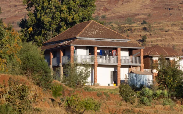 Vieille maison dans le paysage malgache — Photo