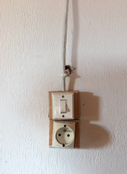 Enchufe de pared e interruptor de luz —  Fotos de Stock