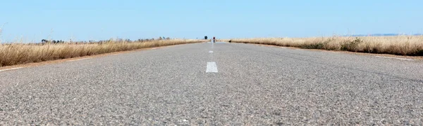 Madagaskar 'da hiçliğin ortasındaki bir yolun güzel görüntüsü.