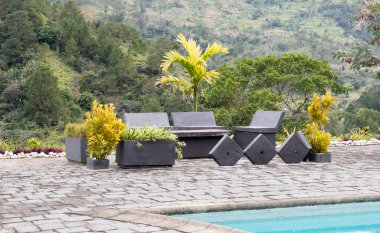 Havuz kenarındaki koltuklar.