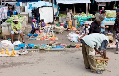 Ranomafana, Madagaskar 28 Temmuz 2019 - Yerel dükkanlarla tezgah sat