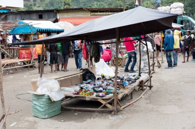 Ranomafana, Madagaskar 28 Temmuz 2019 - Yerel dükkanlarla tezgah sat