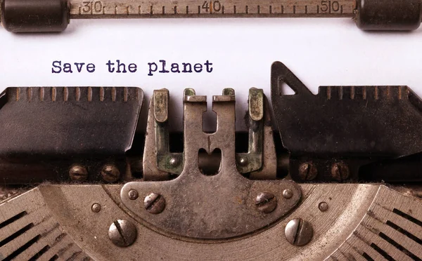 Salvar el planeta, escrito en una vieja máquina de escribir — Foto de Stock