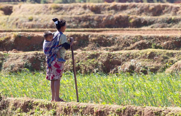 Fiadanana, Madagascar on july 26, 2019 - Woman with child workin — Stock Photo, Image