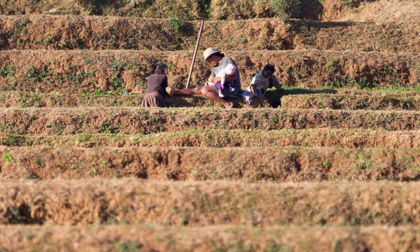 Fiadanana, Madagascar on july 26, 2019 - Woman with child workin — Stock Photo, Image