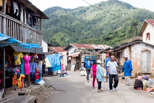 Ranomafana, Madagaskar pada 28 Juli 2019 - Menjual warung dengan penduduk lokal — Stok Foto