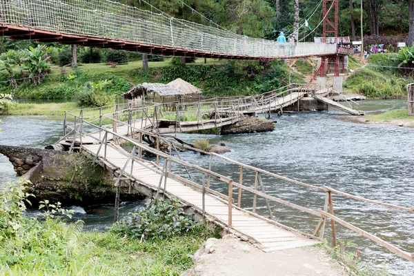 Ranomafana, Madagascar on july 28, 2019 - Instable old wooden br — Stock Photo, Image