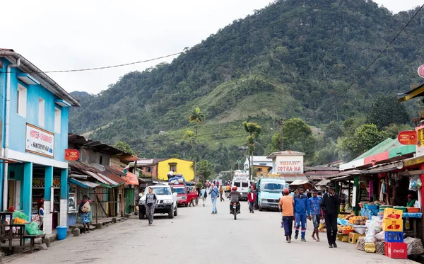 Ranomafana, Madagaszkár, július 28, 2019 - Helyi taxi szedés u — Stock Fotó