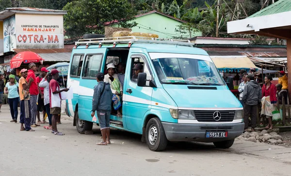 Ranomafana, Мадагаскар на 28 июля 2019 - Местное такси выбирает U — стоковое фото
