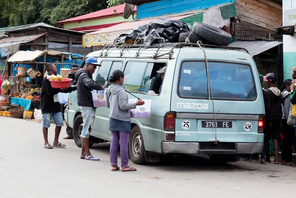 Раномафана, Мадагаскар на 28 июля 2019 года - Местные жители продают г — стоковое фото