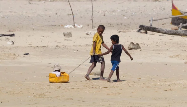 Ifaty, Madagascar le août 2, 2019 - Enfants jouant, tirant — Photo