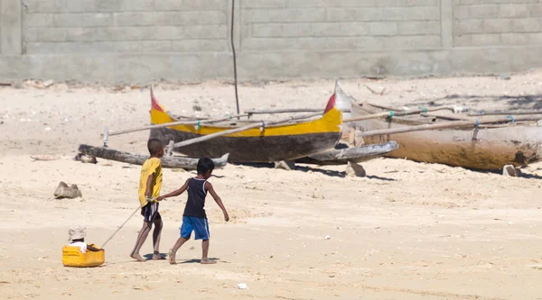 Ifaty, Madagascar le août 2, 2019 - Enfants jouant, tirant — Photo